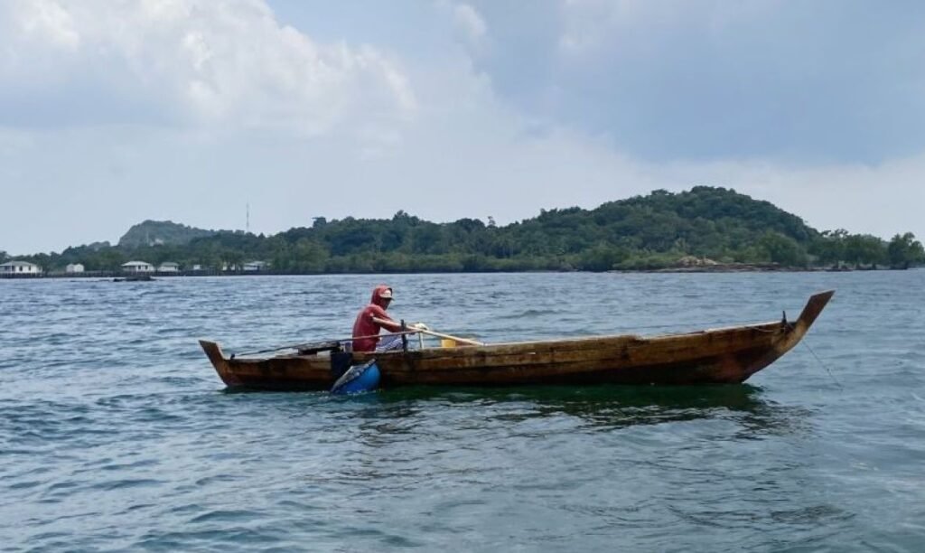 Nelayan di pulau terluar. Sumber photo : Antaranews